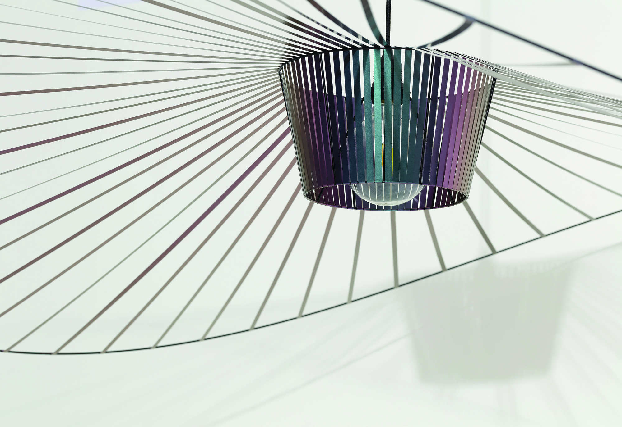 Nahaufnahme der Vertigo Pendelleuchte von Petite Friture in Medium, Beetle-Design, mit filigranem Schirm.