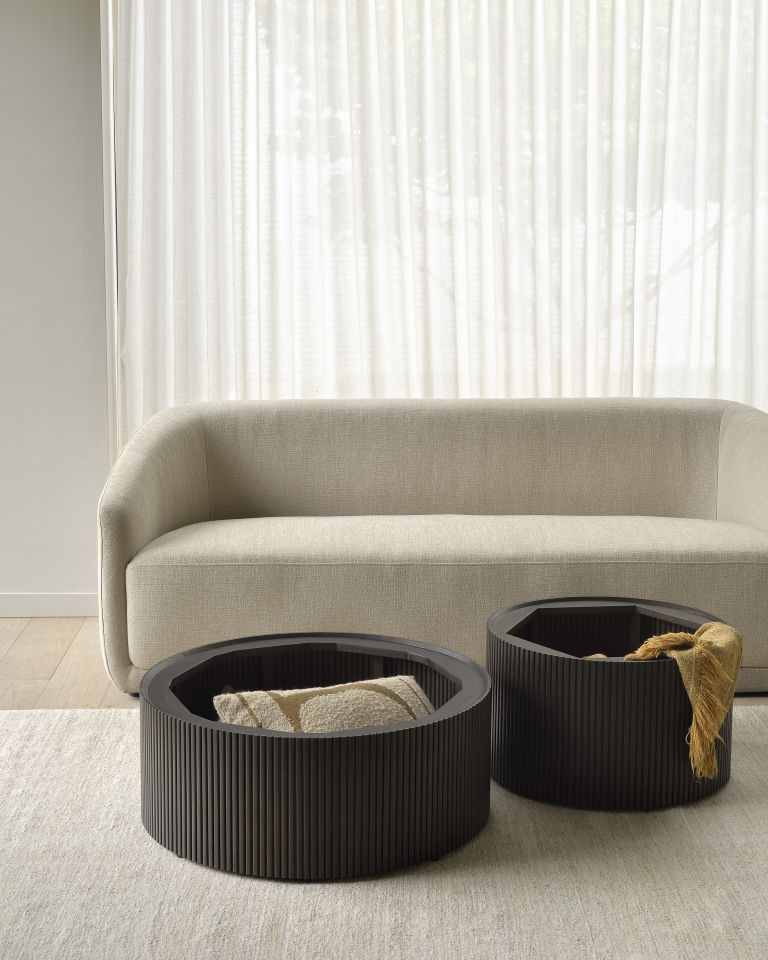 Roller Max Couchtisch aus Mahagoni, runder Wohnzimmertisch mit Stauraum, Ethnicraft Design.