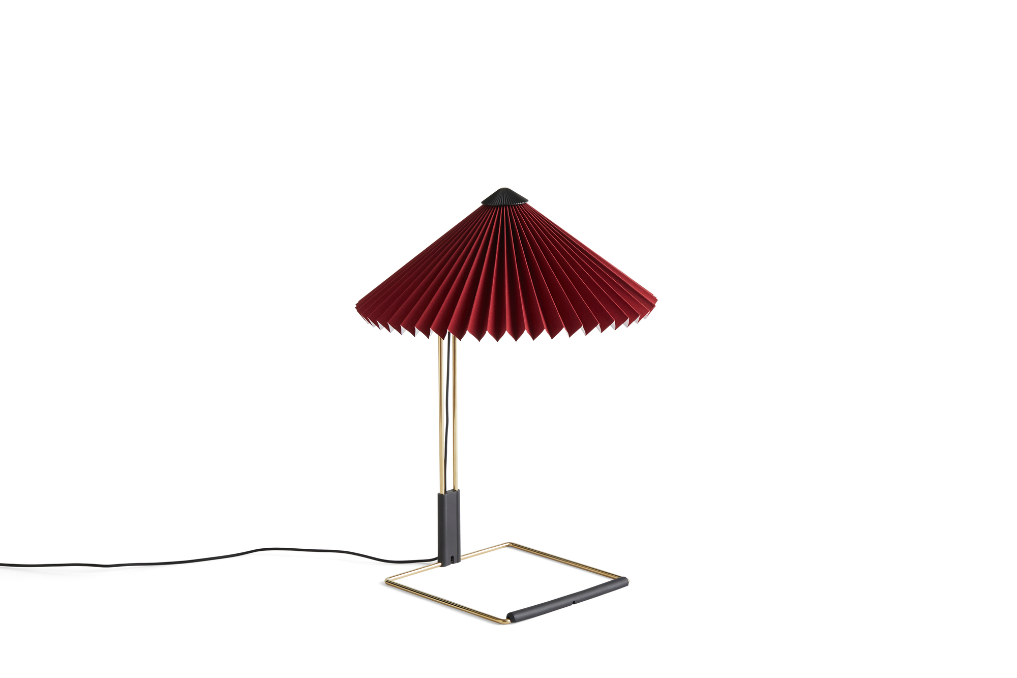 Matin Table Lamp von Hay in Oxidrot: Tischleuchte mit plissiertem Schirm und Messinggestell.