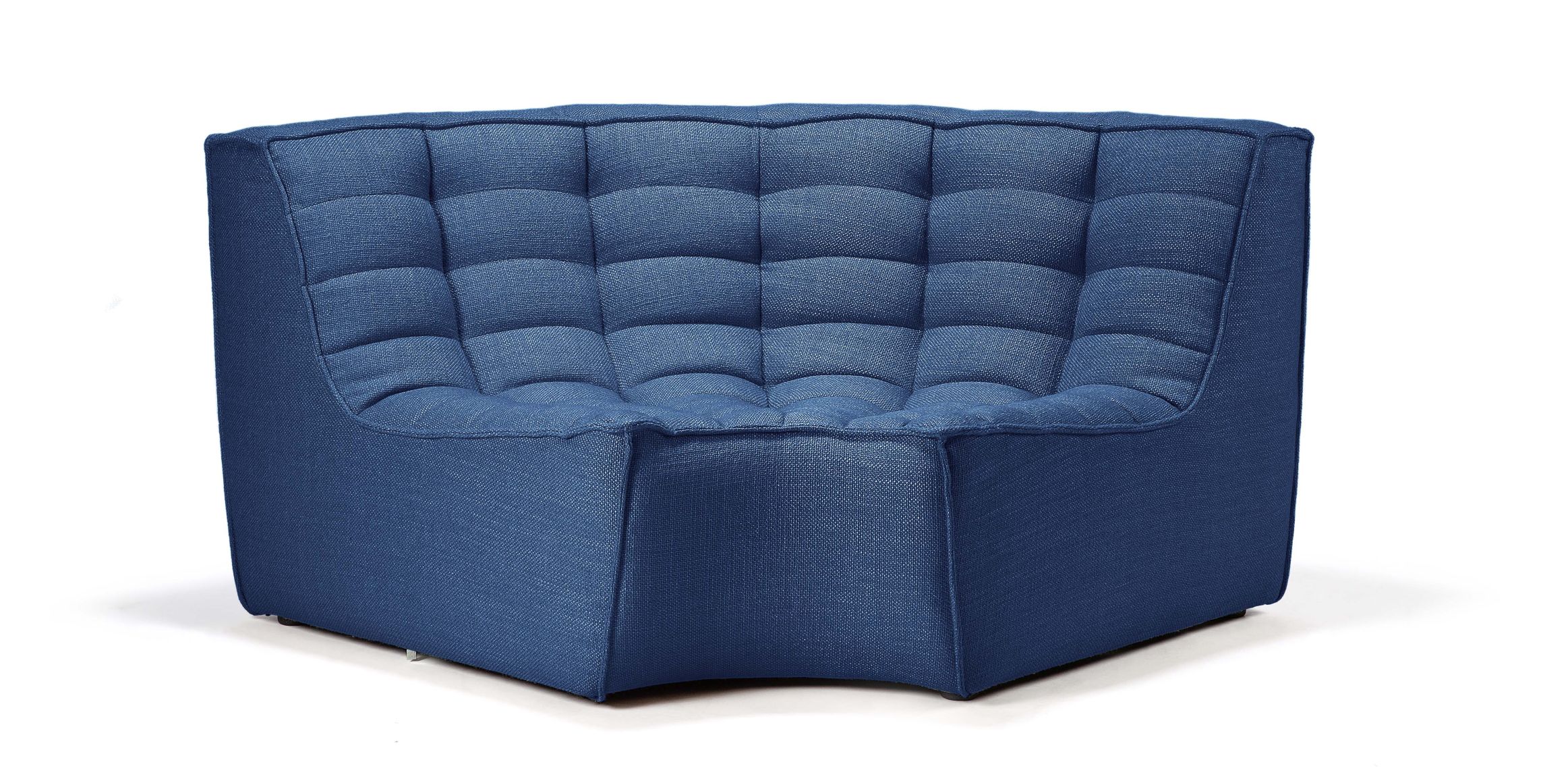 Blaues N701 Sofa von Ethnicraft mit runder Ecke und gesteppter Polsterung, modernes Design.