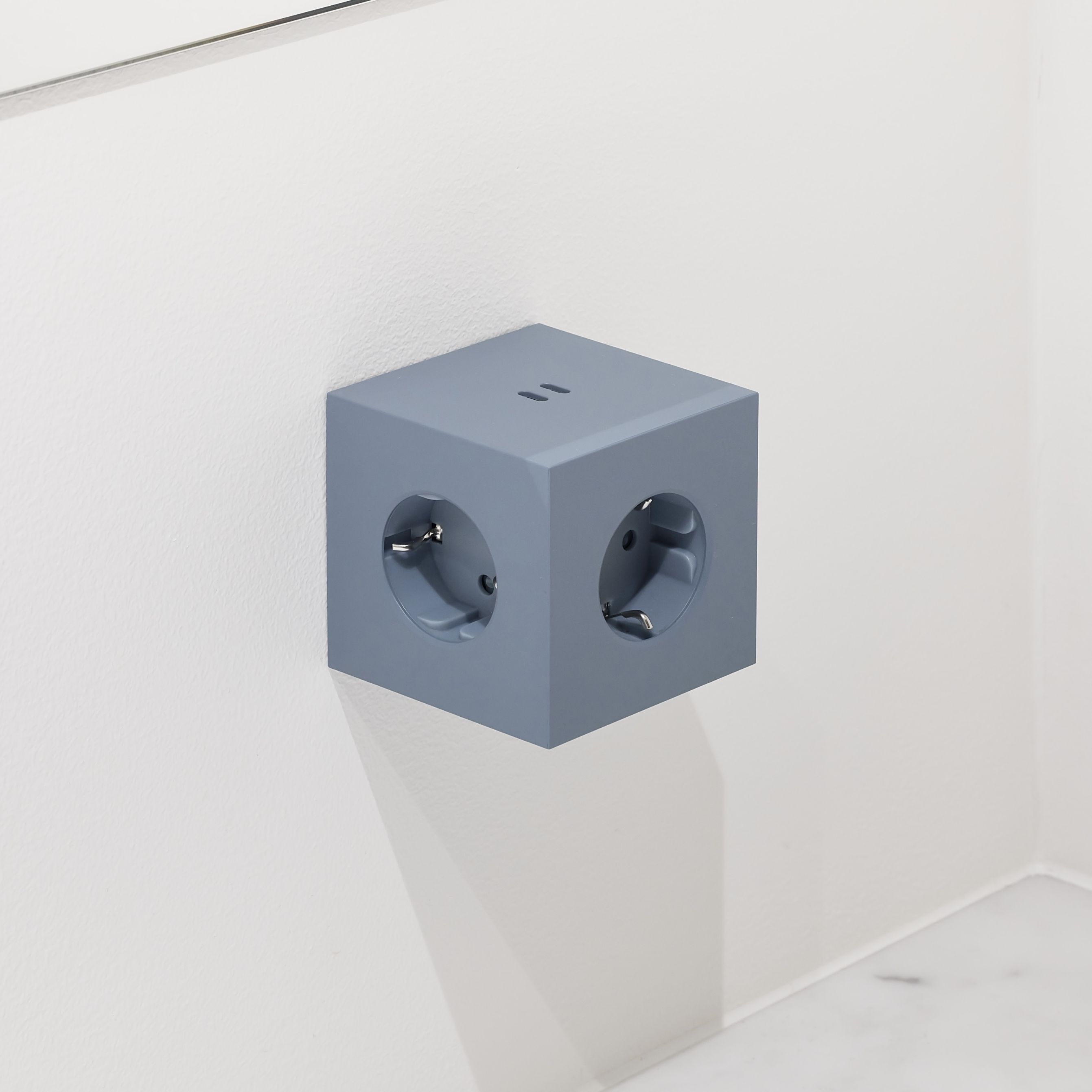 Square 2 - Avolt Steckdosenwürfel mit USB-C Shark blau dfp Design