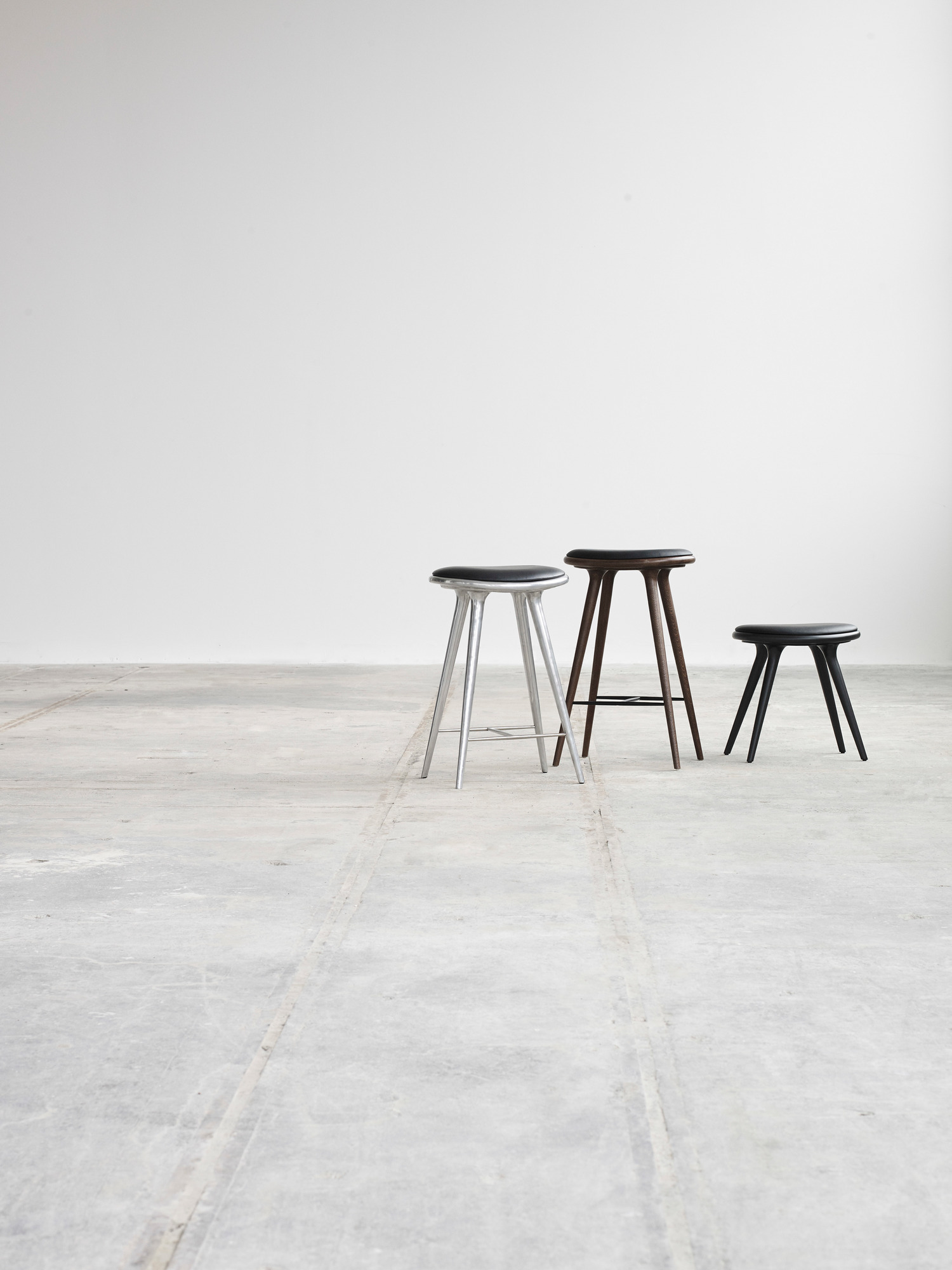 Drei Barhocker aus Buche in Schwarz, Braun und Silber. Moderne Sitzmöbel für Küche oder Bar.