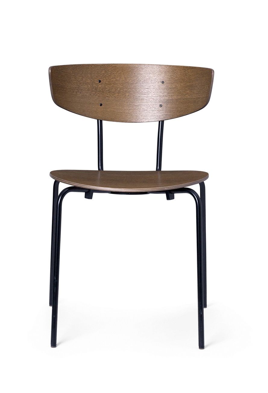 Herman Chair Stuhl von Ferm Living mit Holz Sitzfläche und schwarzem Metallgestell.