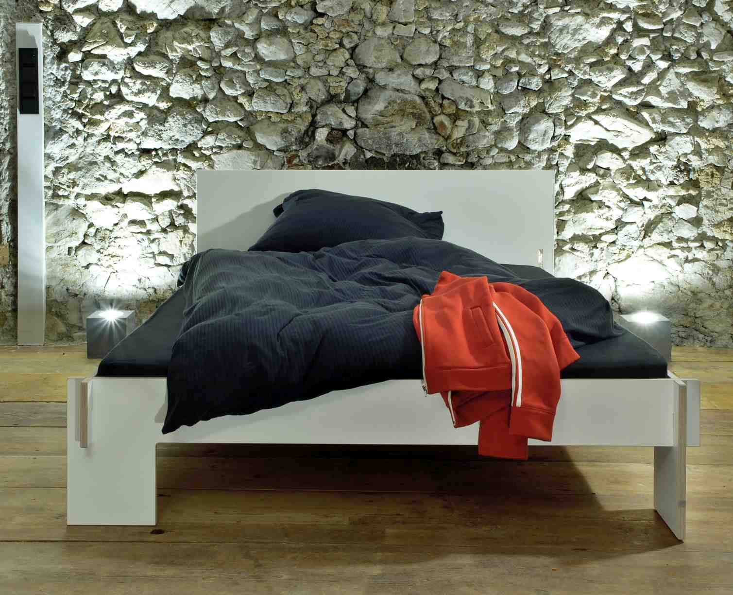 Siebenschläfer Bett mit Kopfteil Nils Holger Moormann