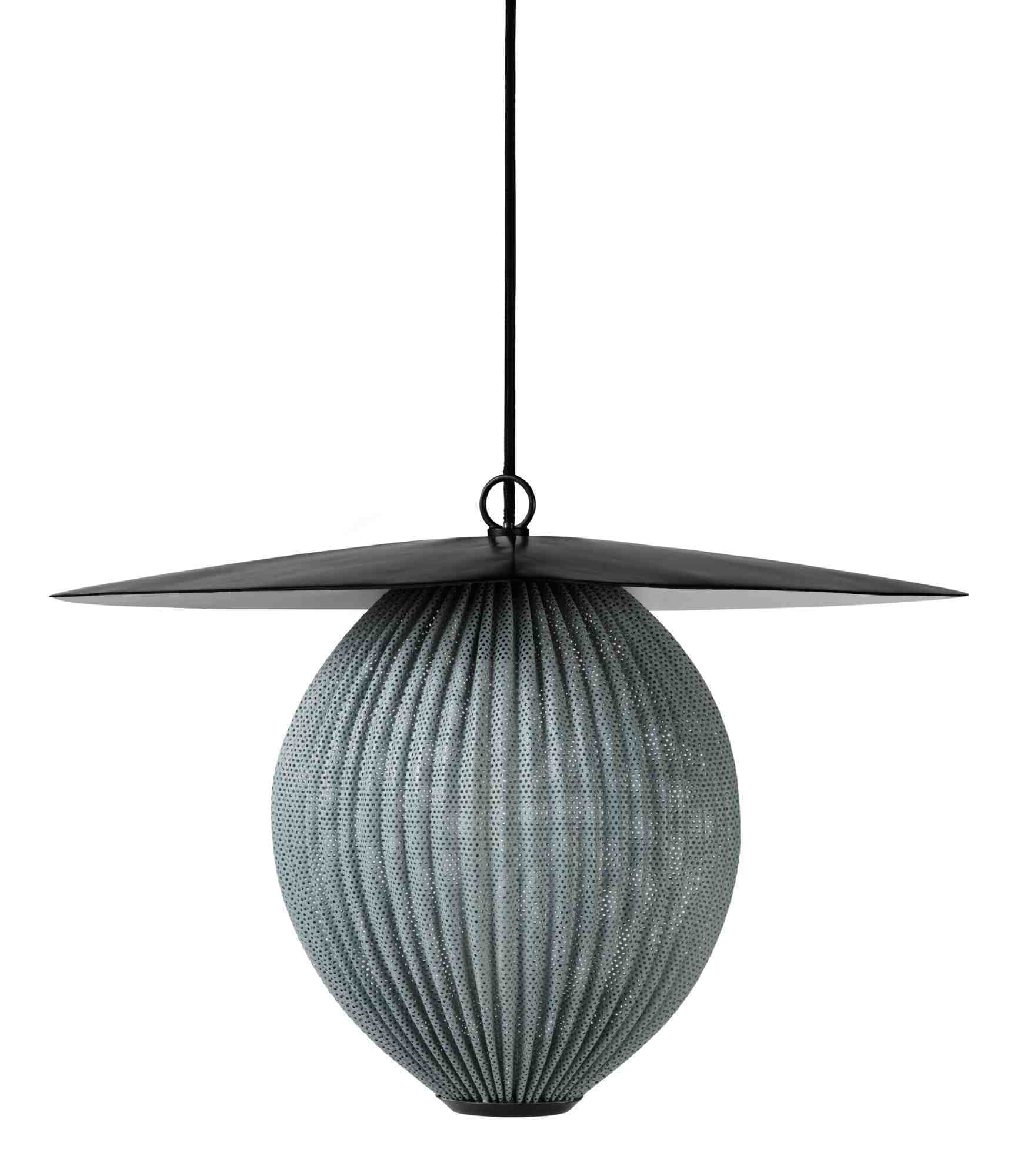 Steingraue Satellite Pendelleuchte von Gubi: Moderne Hängelampe mit perforiertem Lampenschirm und schwarzem Schirm.