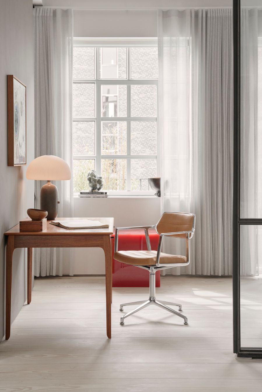 VIPP453 Swivel Chair Stuhl mit Gleitern schwarzes Leder / polierter Alurahmen Vipp