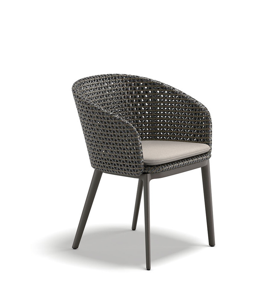 Mbrace Alu Armlehnstuhl von Dedon mit grauem Geflecht und beigem Sitzkissen, ideal für den Garten.