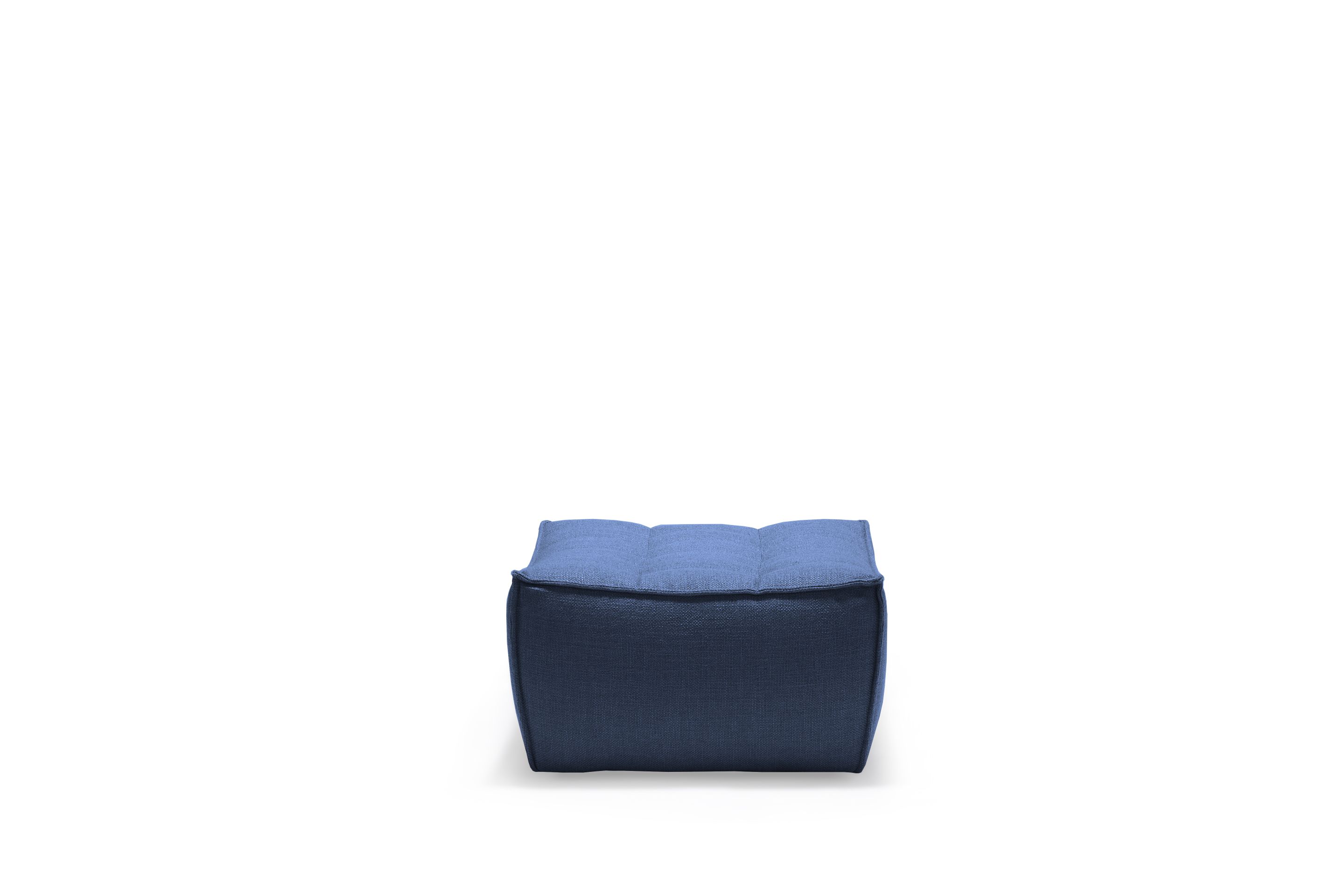 Blauer N701 Polsterhocker von Ethnicraft: Quadratischer Hocker mit Stoffbezug, ideal als Fußhocker oder Sitzgelegenheit.