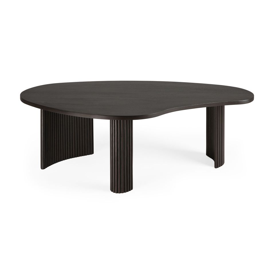 Boomerang Couchtisch aus Mahagoni von Ethnicraft, modernes Design mit geriffelten Beinen.