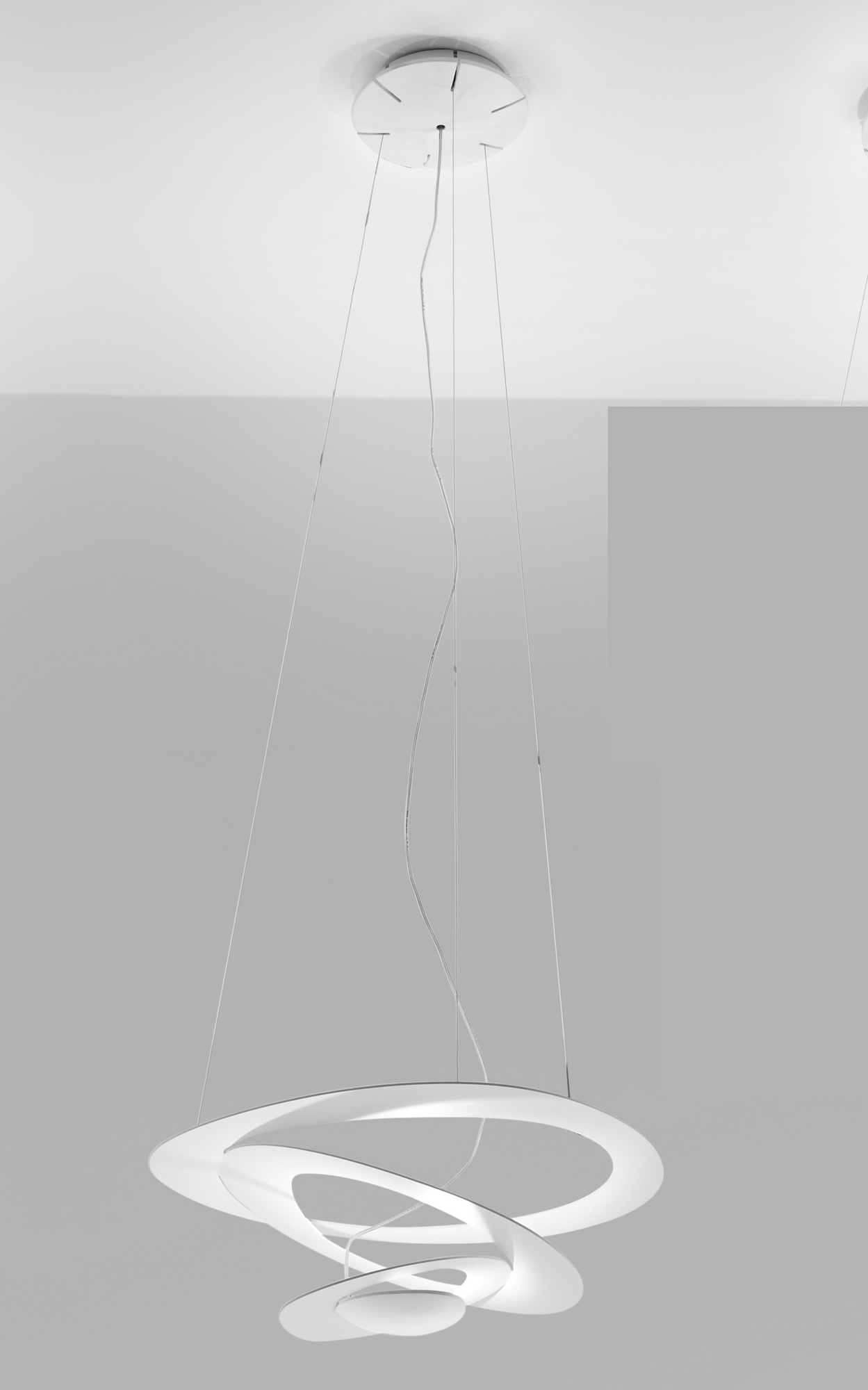 Weiße Pirce Micro LED Pendelleuchte von Artemide, moderne Hängelampe mit geschwungenen Formen.