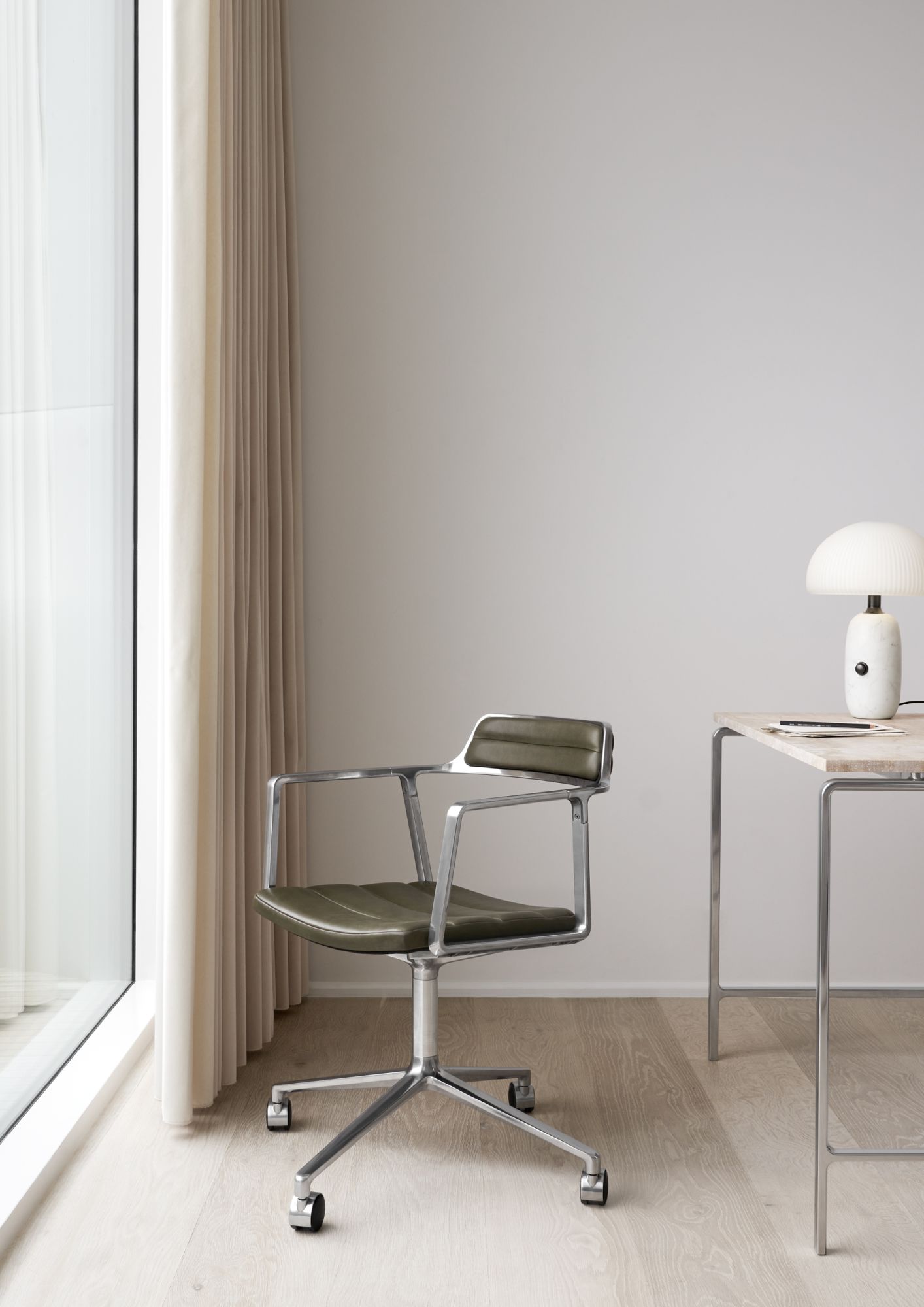 VIPP452 Swivel Stuhl mit Gleitern grünes Leder Vipp VIPP452 Swivel Stuhl mit Gleitern grünes Leder Vipp