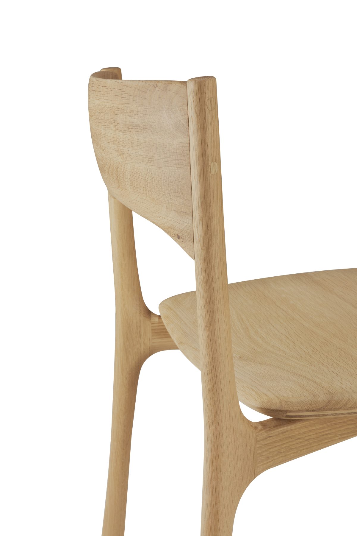 Detailaufnahme des PI Dining Chair von Ethnicraft, ein moderner Holzstuhl ohne Armlehne.