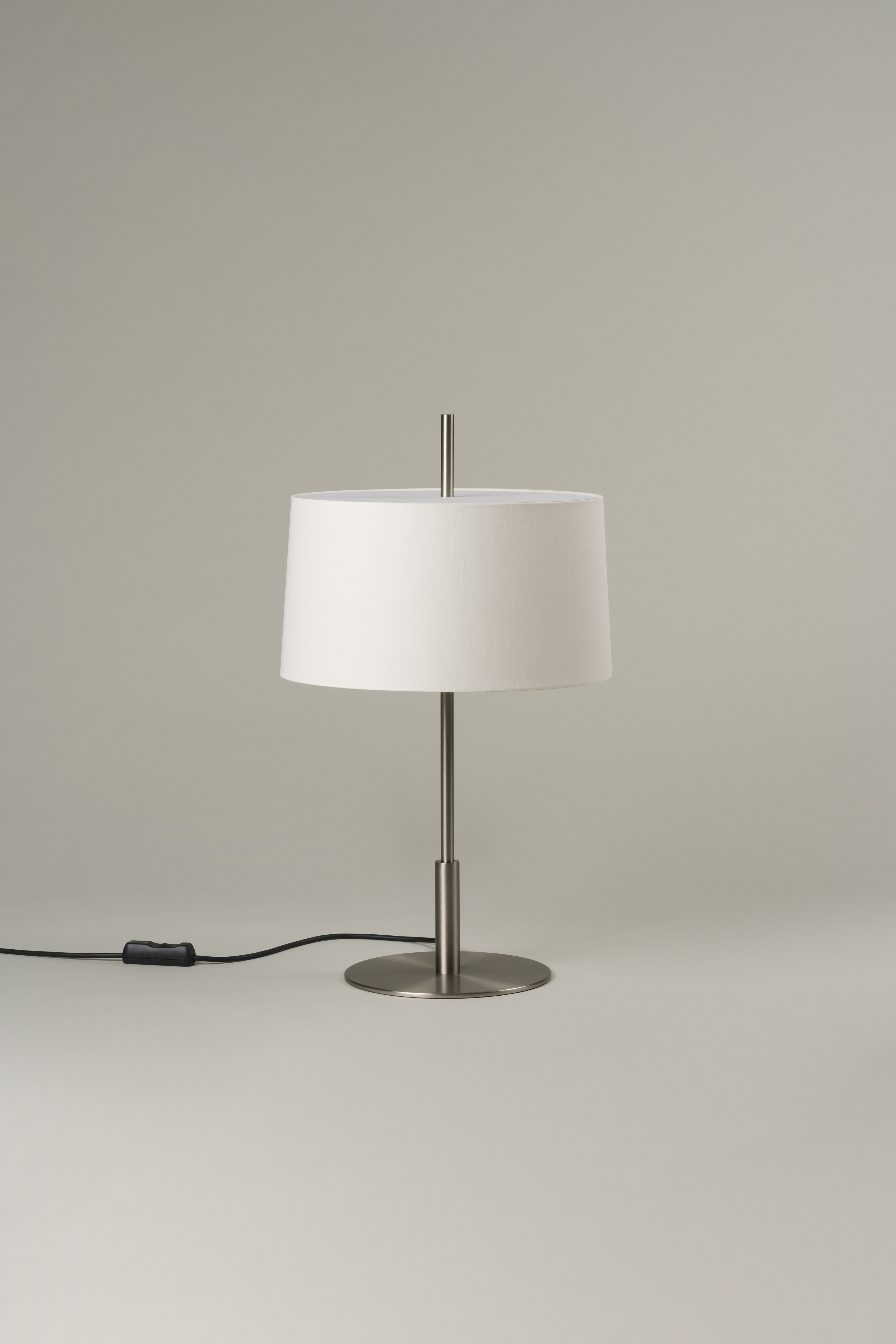 Elegante Diana Menor Tischleuchte von Santa & Cole mit weißem Lampenschirm und Metallfuß für stimmungsvolle Beleuchtung.