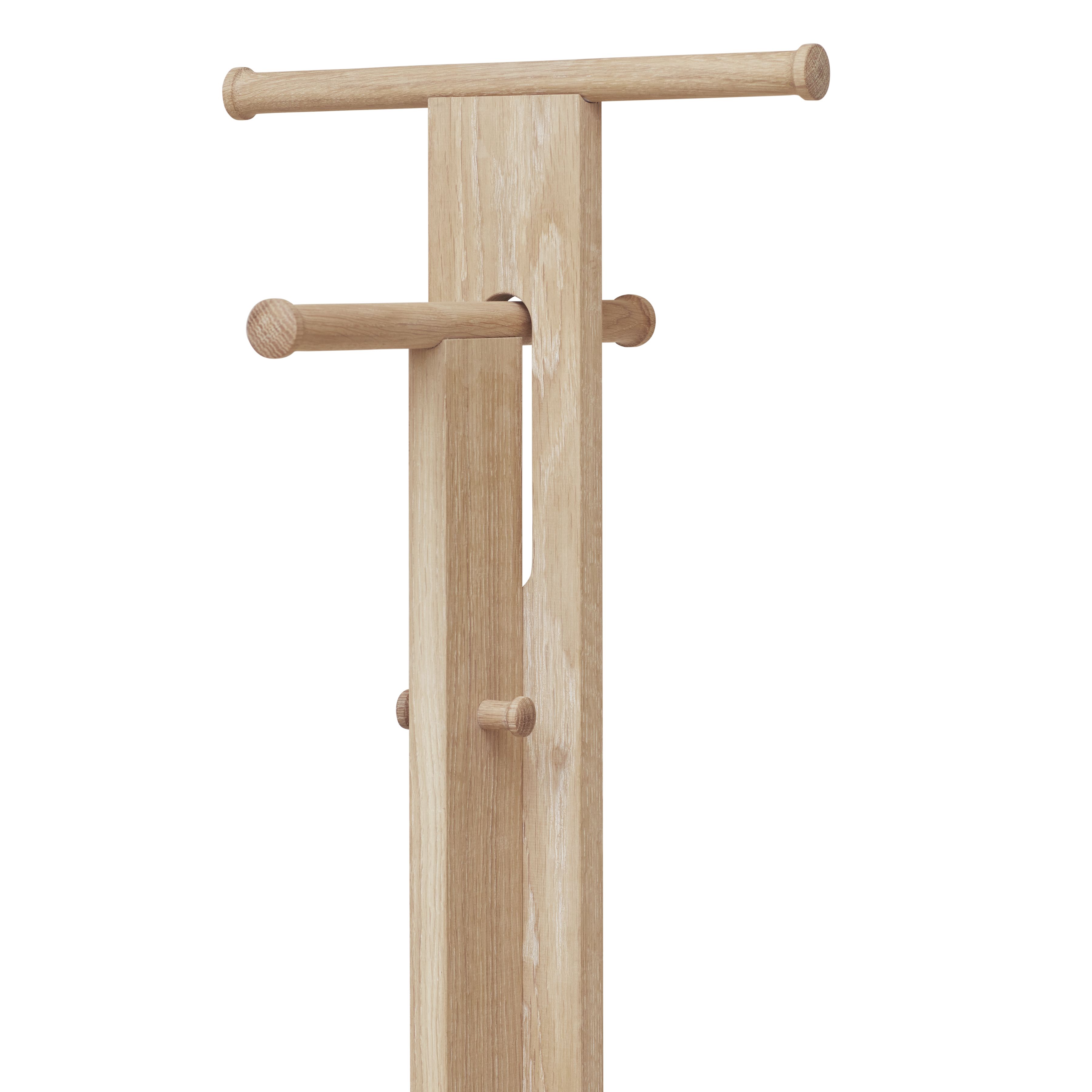 Foyer Garderobenständer von Form & Refine, aus hellem, geöltem Holz mit Haken und Stangen.