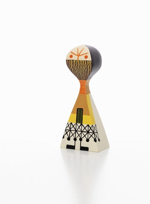Vitra Wooden Doll No. 13, dekorative Holzfigur mit geometrischen Mustern und warmen Farben auf weißem Hintergrund.