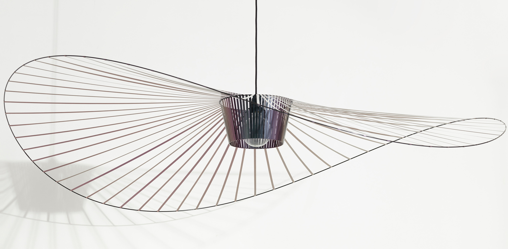 Vertigo Pendelleuchte Medium von Petite Friture, modernes Design mit grafischem Schirm und Lichteffekten.