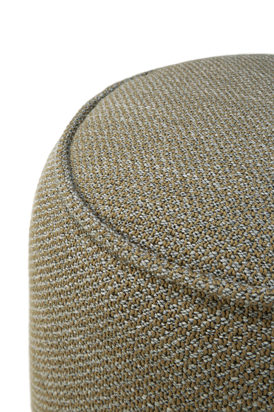 Detailaufnahme des Ethnicraft Donut Sitzhockers Outdoor in Mokka, Textur und Form betonend.