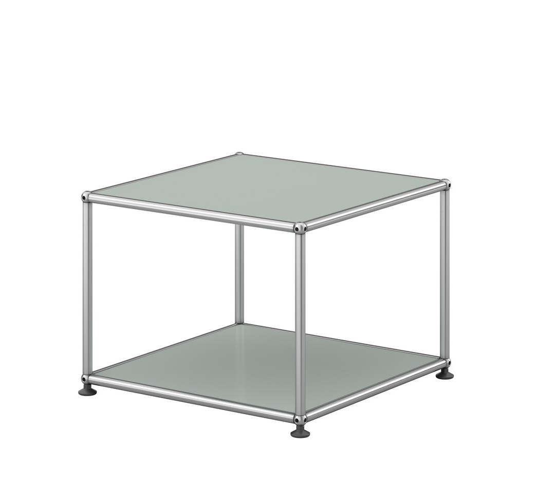 USM Haller Beistelltisch in Lichtgrau, offenes Design mit zwei Ebenen, modernes Möbelstück für Wohn- und Bürobereiche.