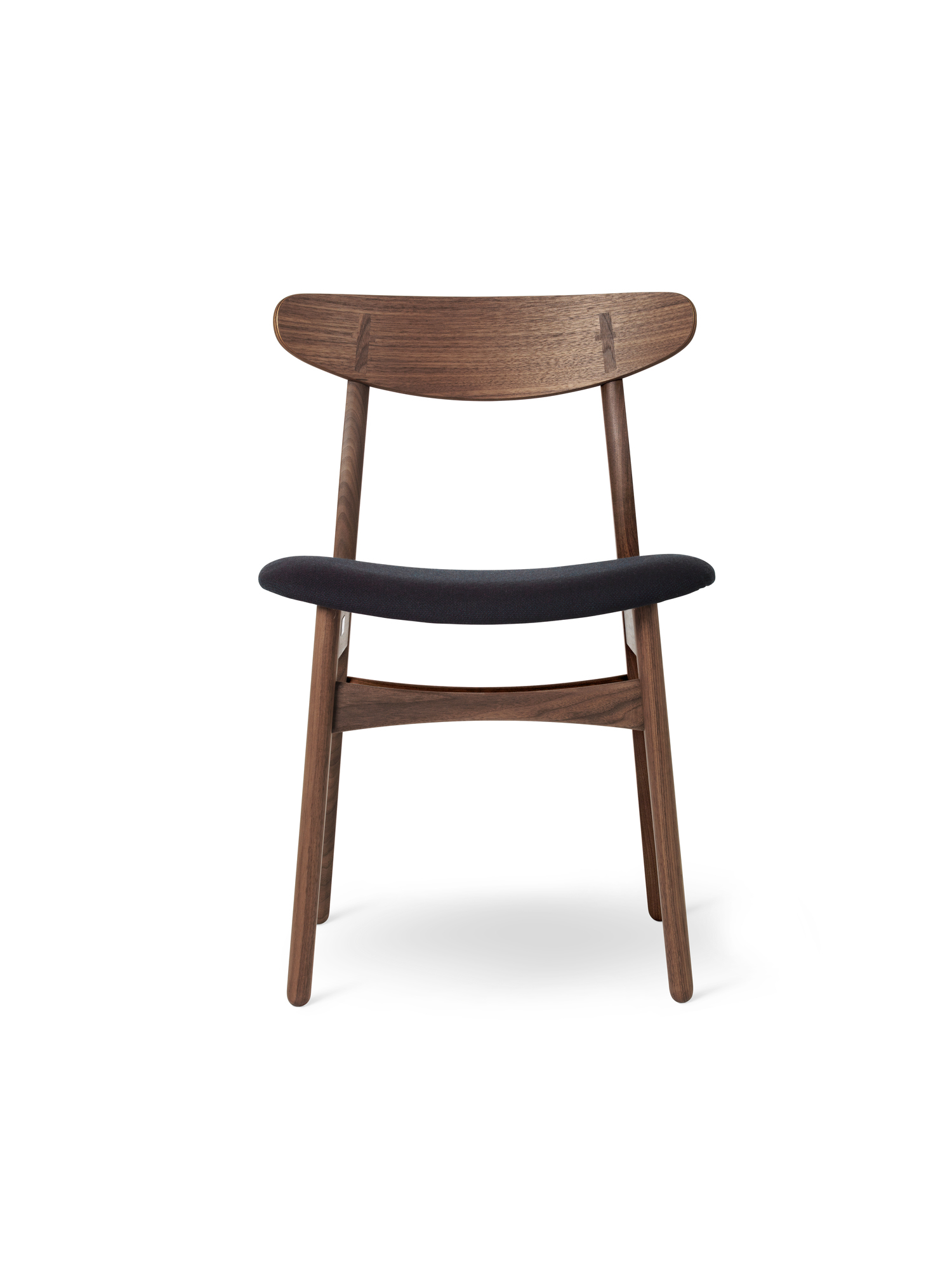 CH30P Stuhl von Carl Hansen & Søn mit Walnussgestell und schwarzem Stoffbezug.