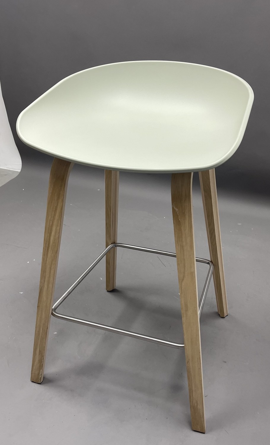 About a Stool AAS32 / AAS 32 Barhocker LOW EICHE GESEIFT / PASTELL GREEN Hay MÄNGELEXEMPLAR  