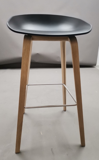 About a Stool AAS32 / AAS 32 Barhocker High SCHWARZ / EICHE GESEIFT Hay MÄNGELEXEMPLAR 