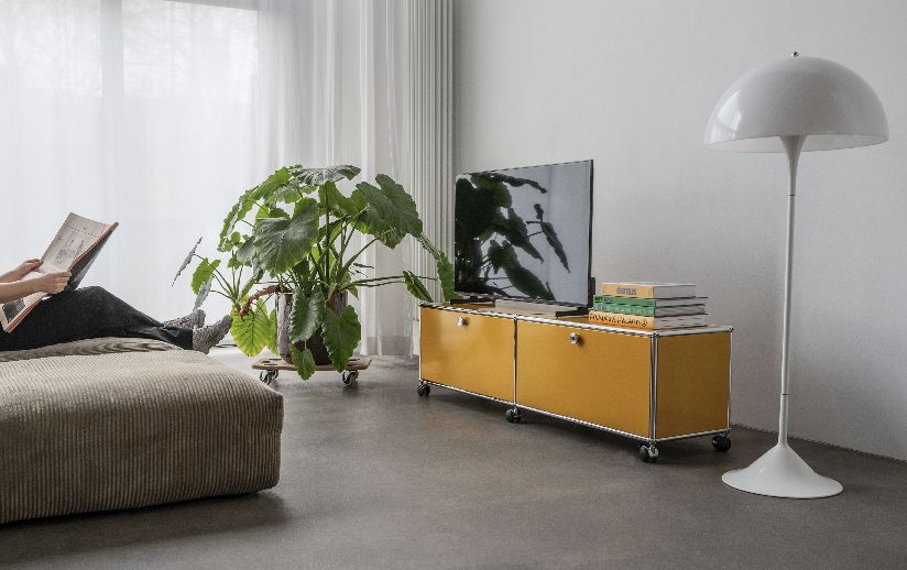 USM Haller TV-/Hi-Fi Lowboard M61 auf Rollen mit 2 Klapptüren QUICK SHIP