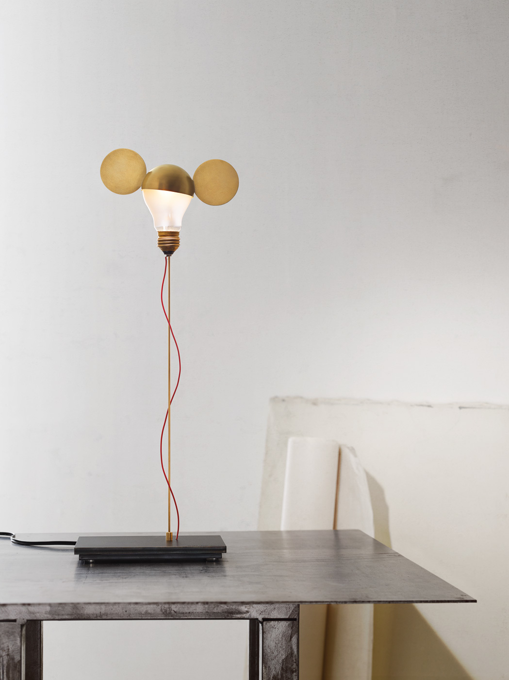 I Ricchi Poveri Toto Tischleuchte von Ingo Maurer: Messinglampe mit Glühbirne und Kreisen.