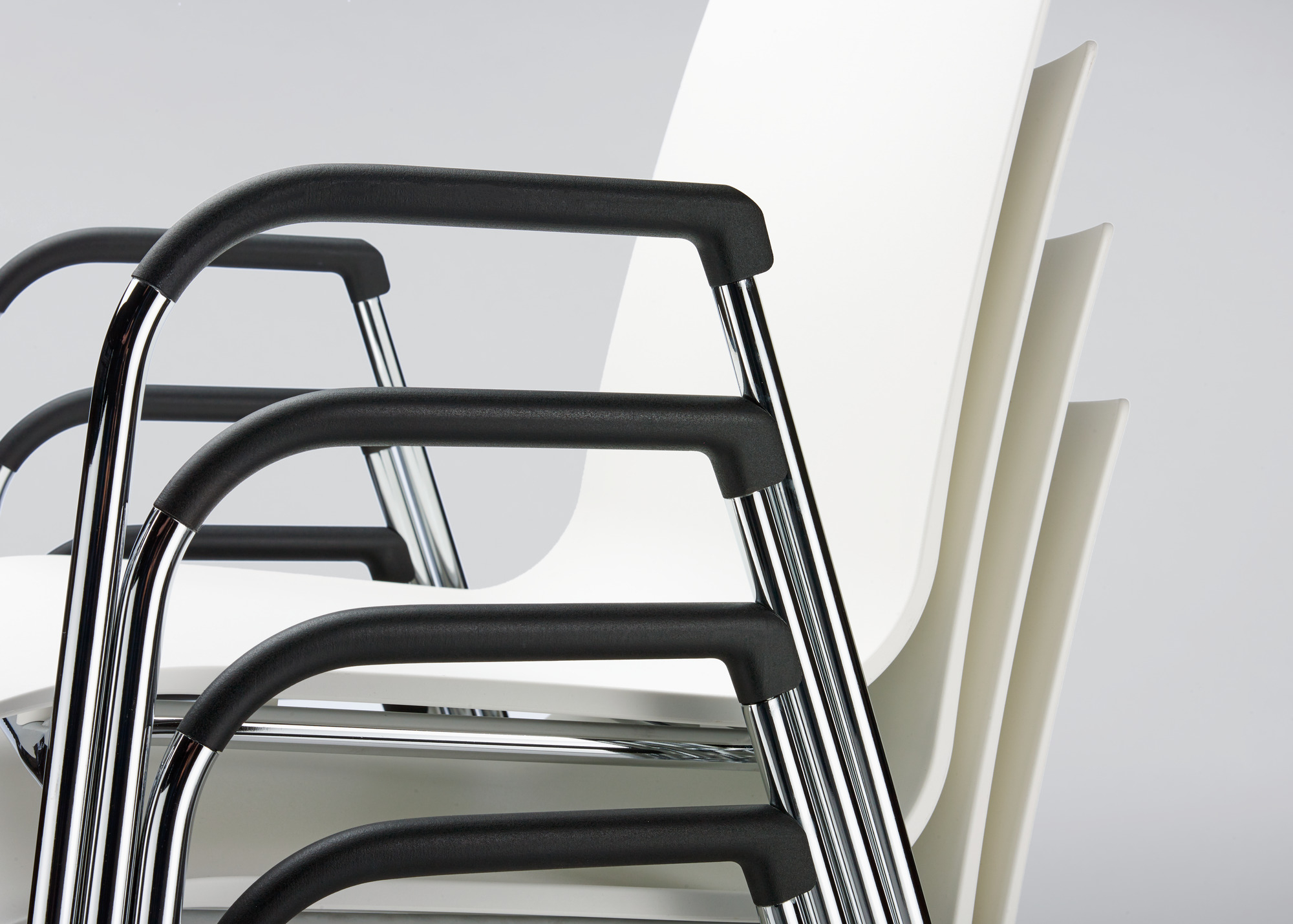 S 260 F Stuhl mit Armlehne Thonet