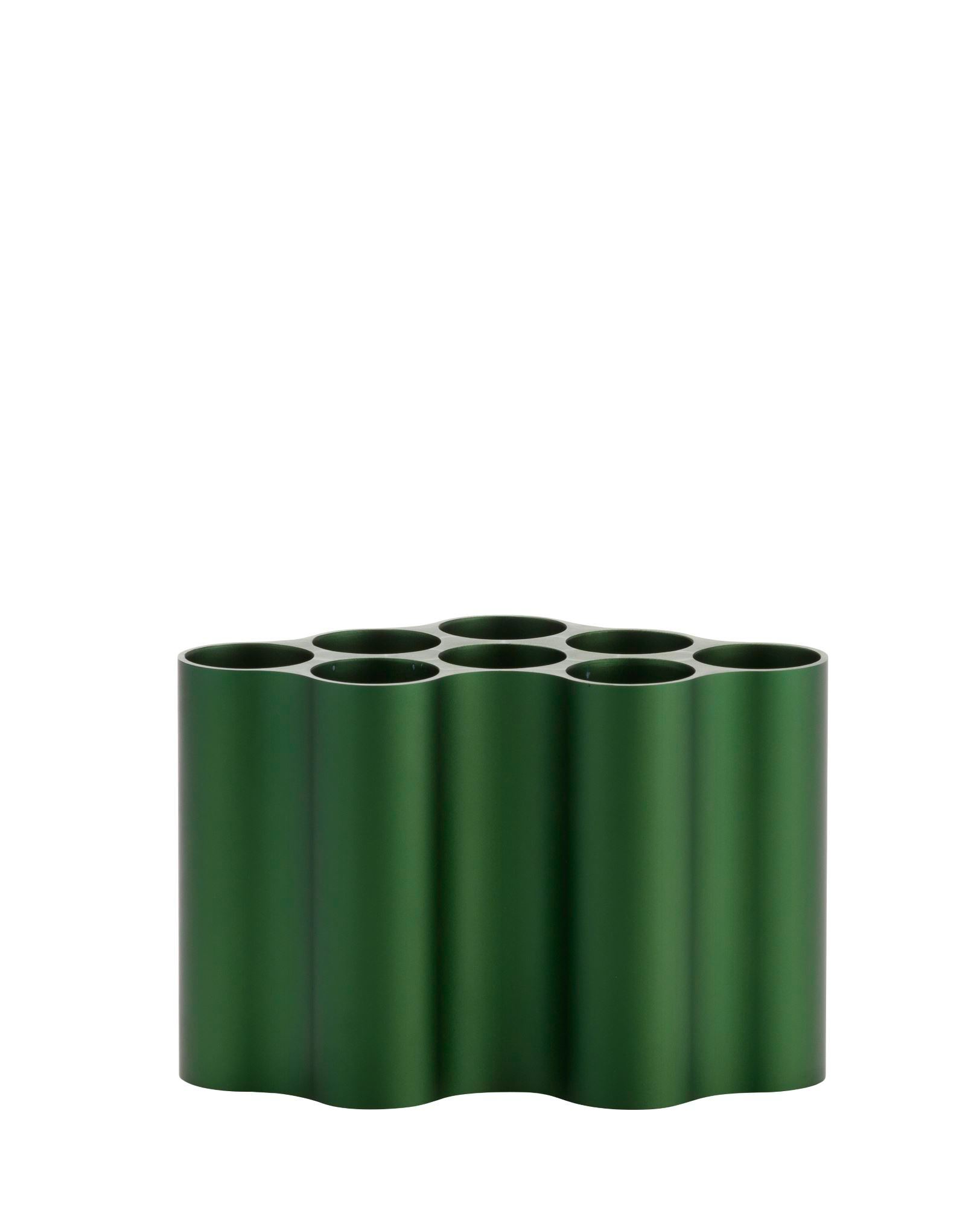 Grüne Nuage Vase von Vitra, Efeu-Farbton, mit wellenförmiger Form und mehreren Öffnungen für Blumen.