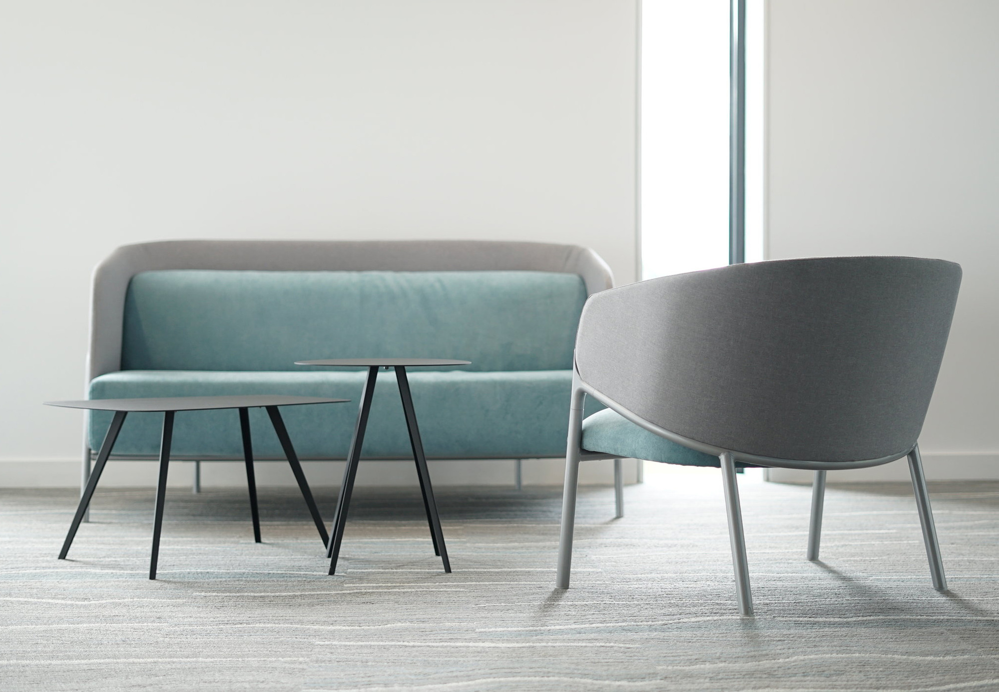 Agorà Beistelltisch von Segis, rechteckig, aus Aluminium, in modernem Büroambiente mit Sessel und Sofa.