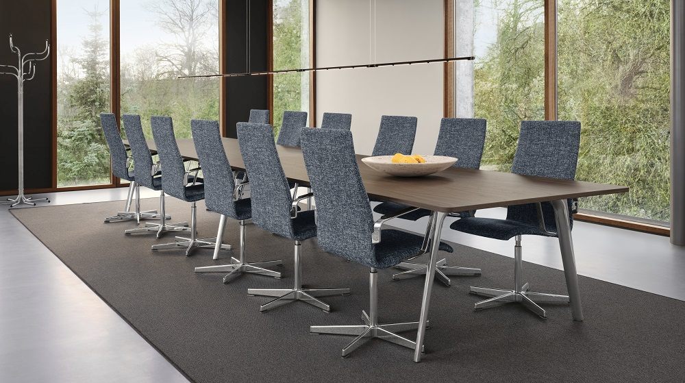 Oneline Hängeleuchte von Fritz Hansen über einem langen Konferenztisch mit blauen Stühlen in einem modernen Büro.