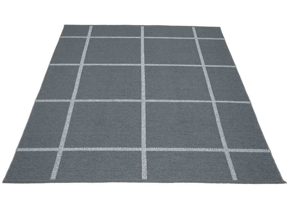 Grauer Pappelina Ada Kunststoffteppich 180x260 mit hellem Karomuster, ideal für Innen- und Außenbereiche.