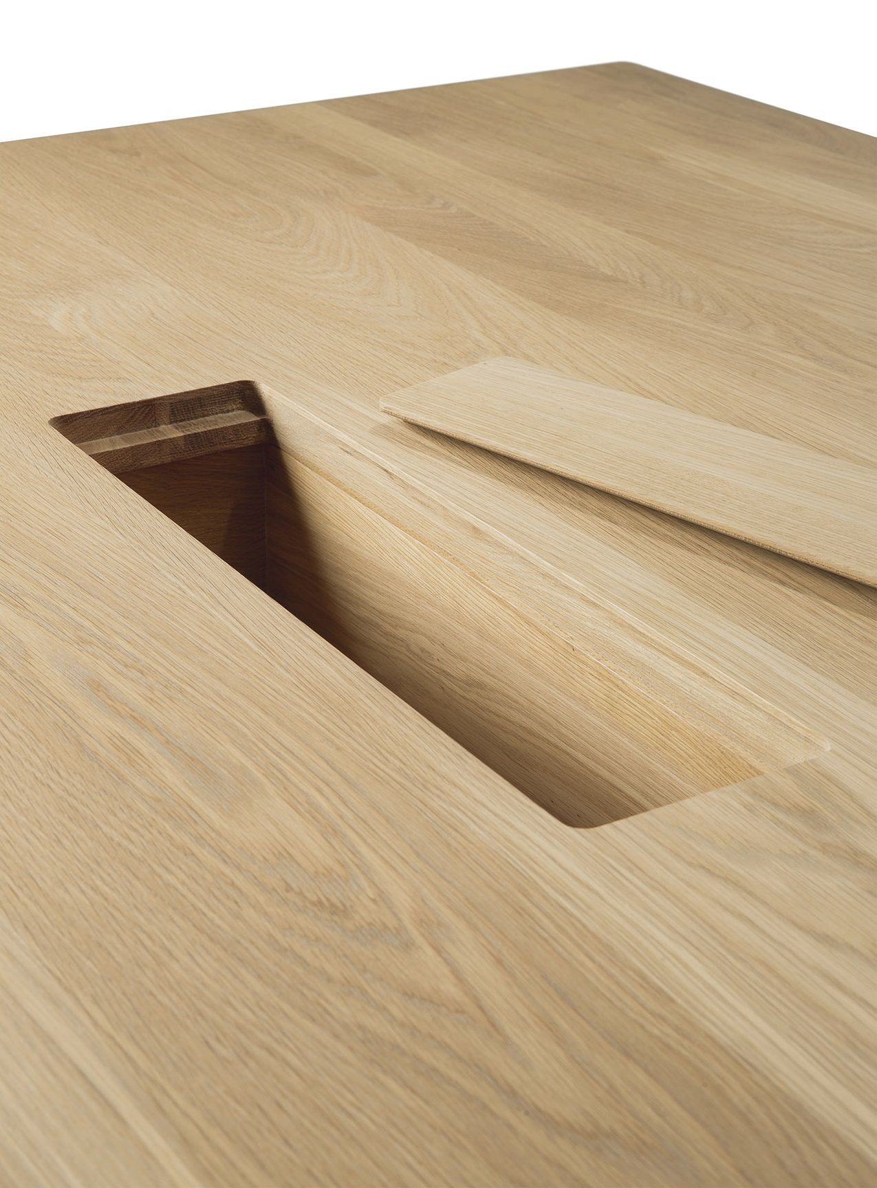 Detailansicht: Ethnicraft Geometric Meetingtisch Eiche lackiert mit offener Kabelbox. Büromöbel für Konferenzräume.