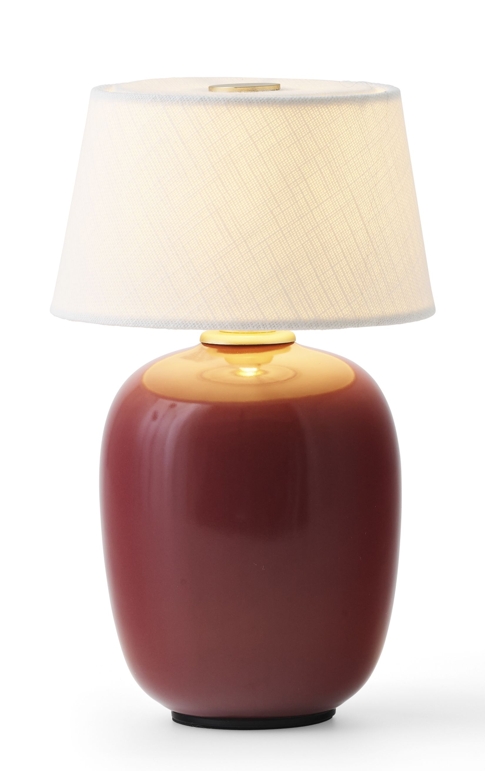 Nahaufnahme der Torso Tischleuchte in Rubinrot von Audo, eine tragbare Akkuleuchte mit Stoffschirm.