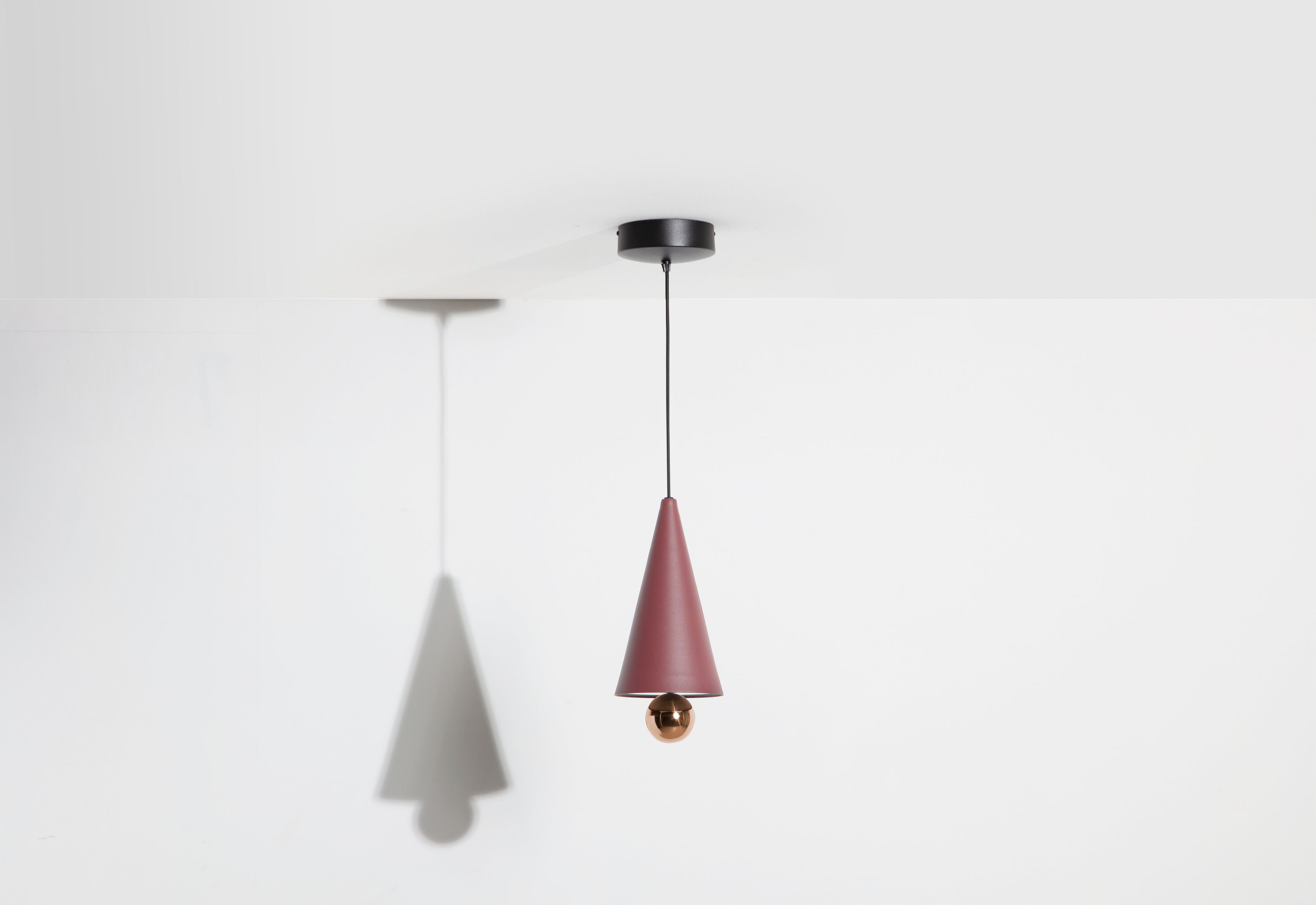 Braunrote Cherry Pendelleuchte von Petite Friture: Kegelförmiger Lampenschirm mit goldener Kugel, moderne Innenbeleuchtung.
