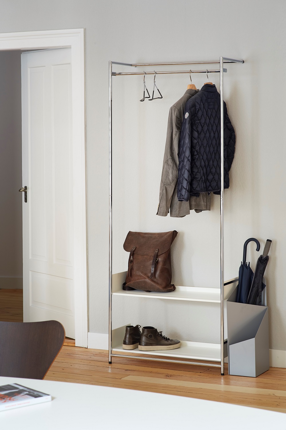 Comba Anlehngarderobe Mox Gestell chrom glanz Tablaren schwarz