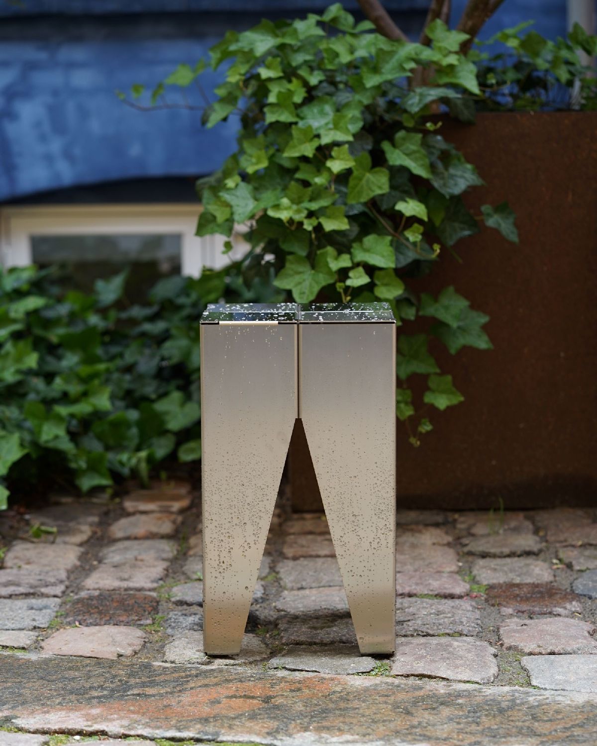 Backenzahn Hocker/Tischchen aus Stahl e15
