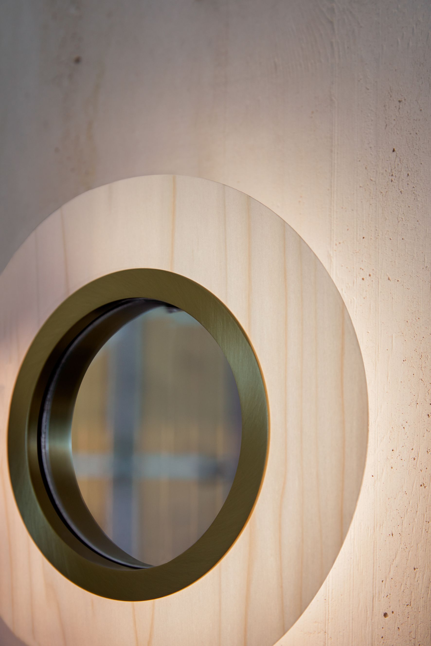 Lens LED Wandleuchte rund Metallring in Gold LZF Lamps