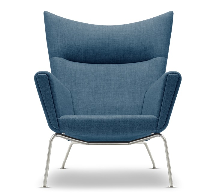 Blauer CH445 Wing Chair Sessel von Carl Hansen & Søn mit Stahlgestell. Designklassiker.