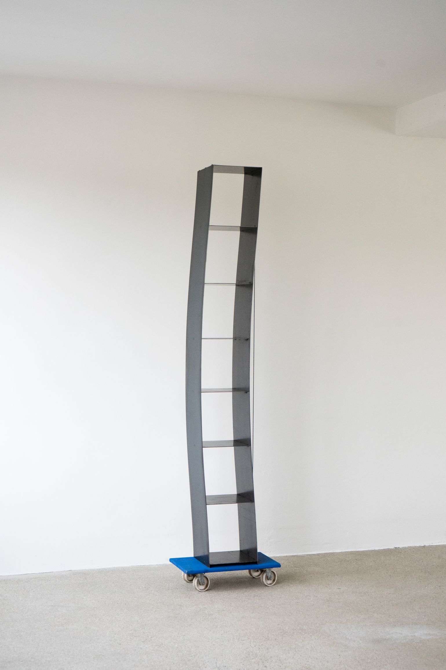 Gespanntes Regal Nils Holger Moormann