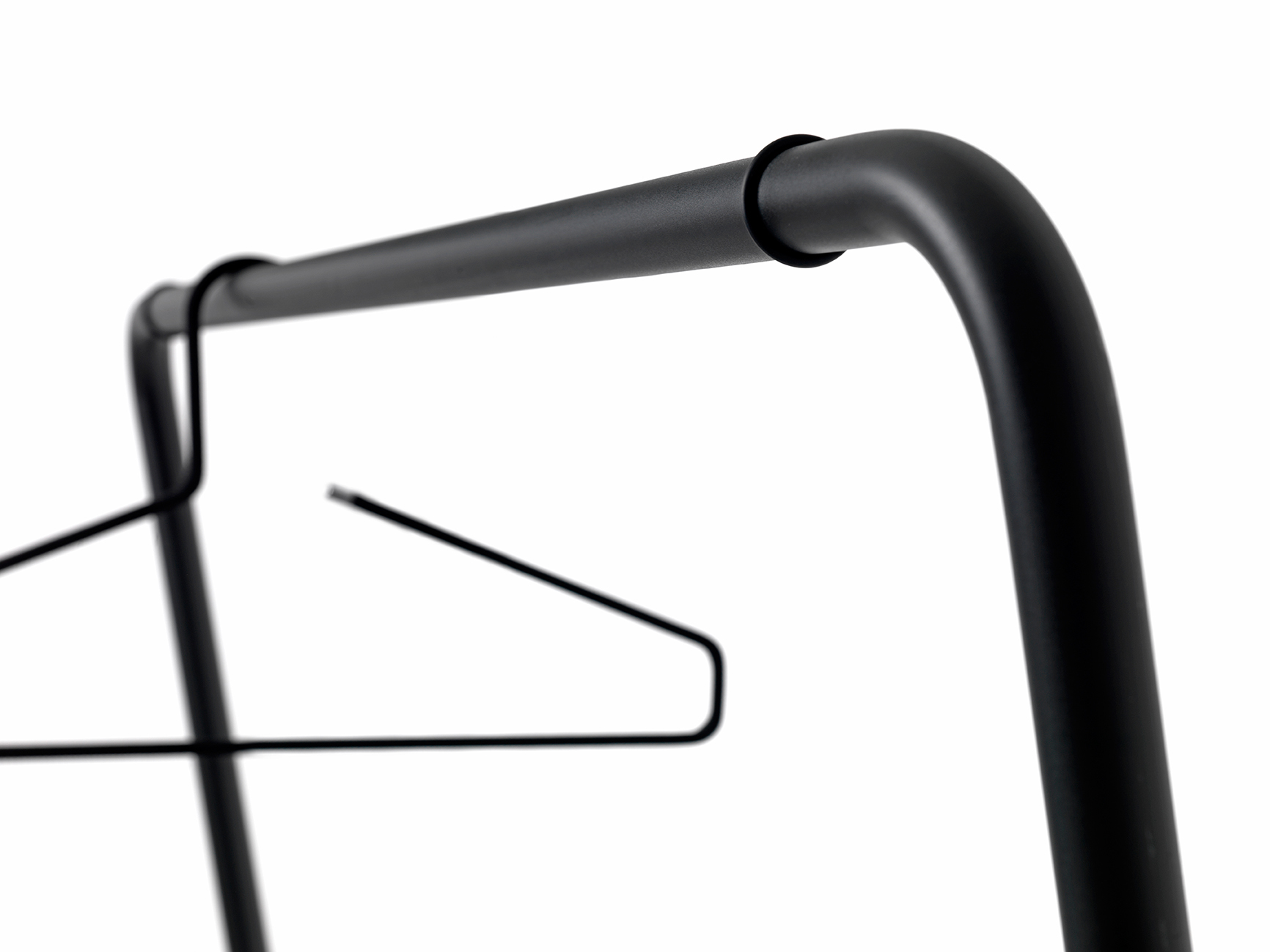 Curve Wandgarderobe Schönbuch