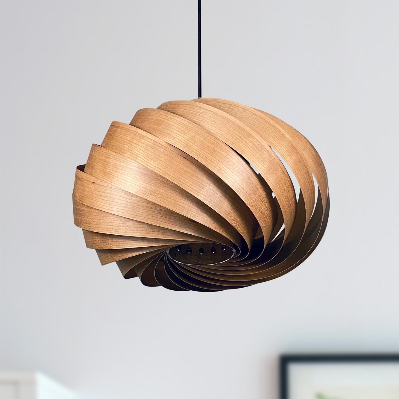 Quiescenta Hängeleuchte aus Kirschbaumholz, spiralförmiges Design für moderne Innenräume. Holzlampe für Wohnzimmer und Esszimmer.
