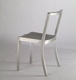 Silberner Icon Stuhl von Emeco, minimalistisches Design mit gebogener Rückenlehne und Sitzfläche. Moderner Stuhl für Esszimmer.