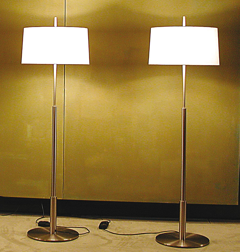 Zwei Diana Mayor Stehleuchten von Santa & Cole mit weißem Schirm und Metallfuß.