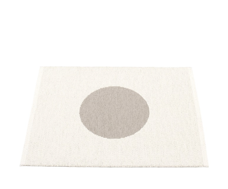 Vera Small One Pappelina Kunststoffteppich in Schlamm, 70x90 cm, mit großem, hellgrauem Kreis auf beigem Grund.