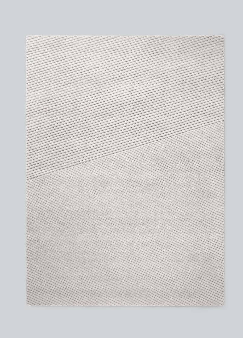 Hellgrauer Row Teppich von Northern mit feiner, linearer Struktur für Wohnzimmer und Schlafzimmer.