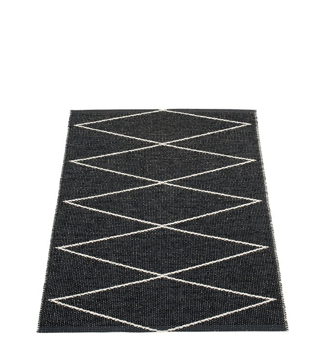 Schwarzer Max Kunststoffteppich von Pappelina, 70x100 cm, mit weißem Rautenmuster. Moderner Teppich für Innen und Außen.