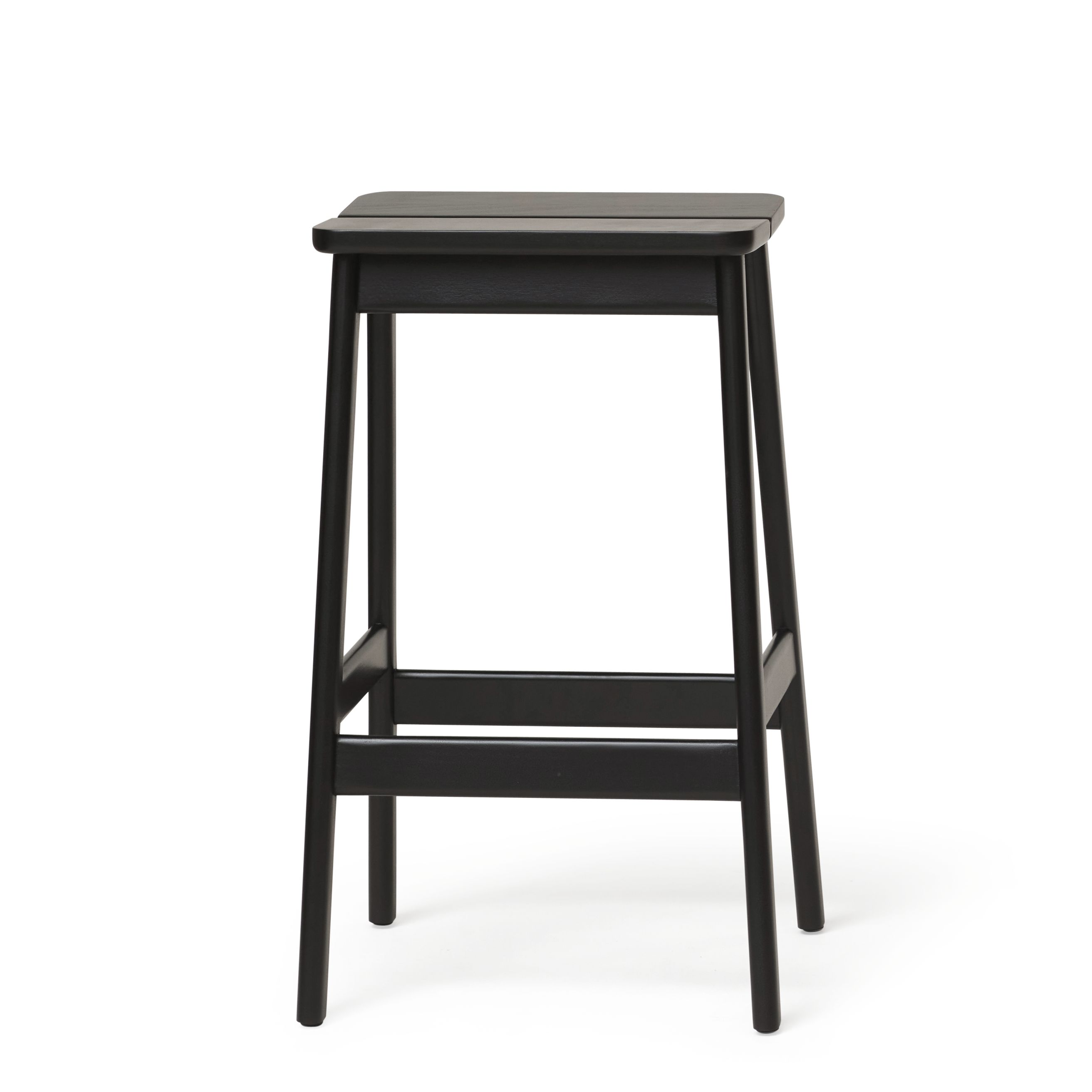 Angle Standard Barhocker Form & Refine Angle Barhocker von Form & Refine, 65 cm hoch, schwarz gebeizt, aus Holz.