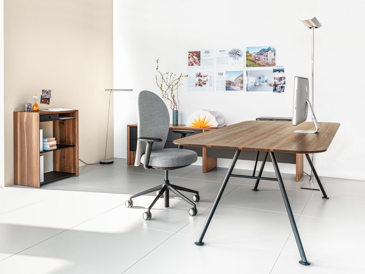 Akio Steel Tisch Girsberger