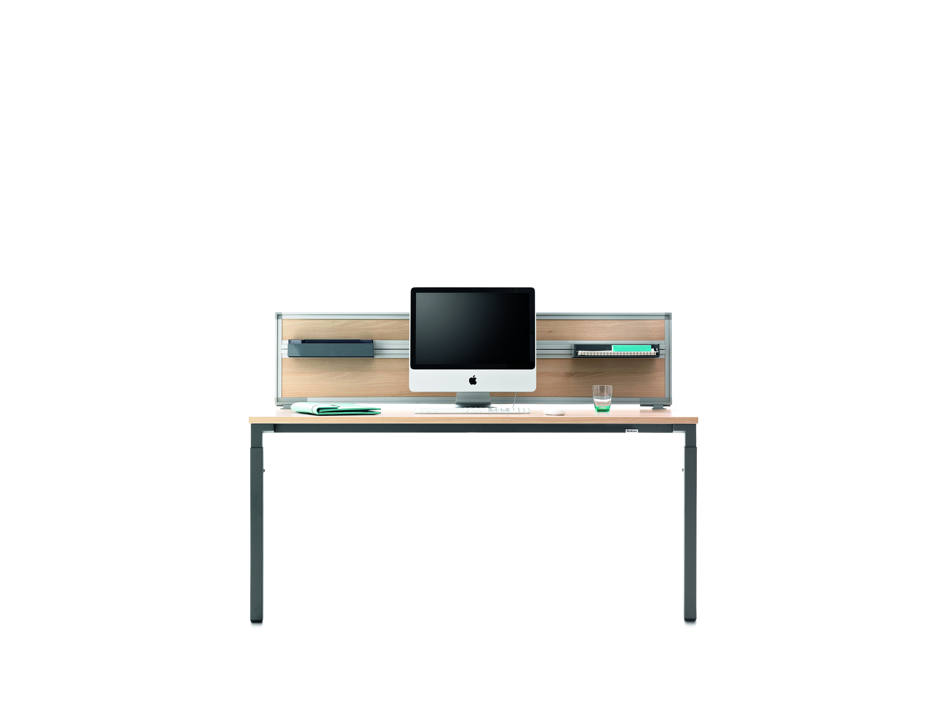 Kalidro Schreibtisch von Steelcase, höhenverstellbar, mit Monitor und Ablagefächern für Bürobedarf.